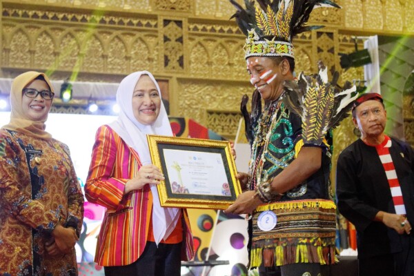 Konsisten Tingkatkan Pendidikan, Bupati Bojonegoro Terima Penghargaan Widya Wiyata Dharma Samya