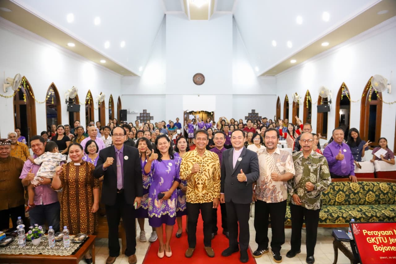 Suasana Penuh Sukacita, Bupati Bojonegoro Rayakan Natal 2025 Bersama Jemaat GKJTU Kadipaten
