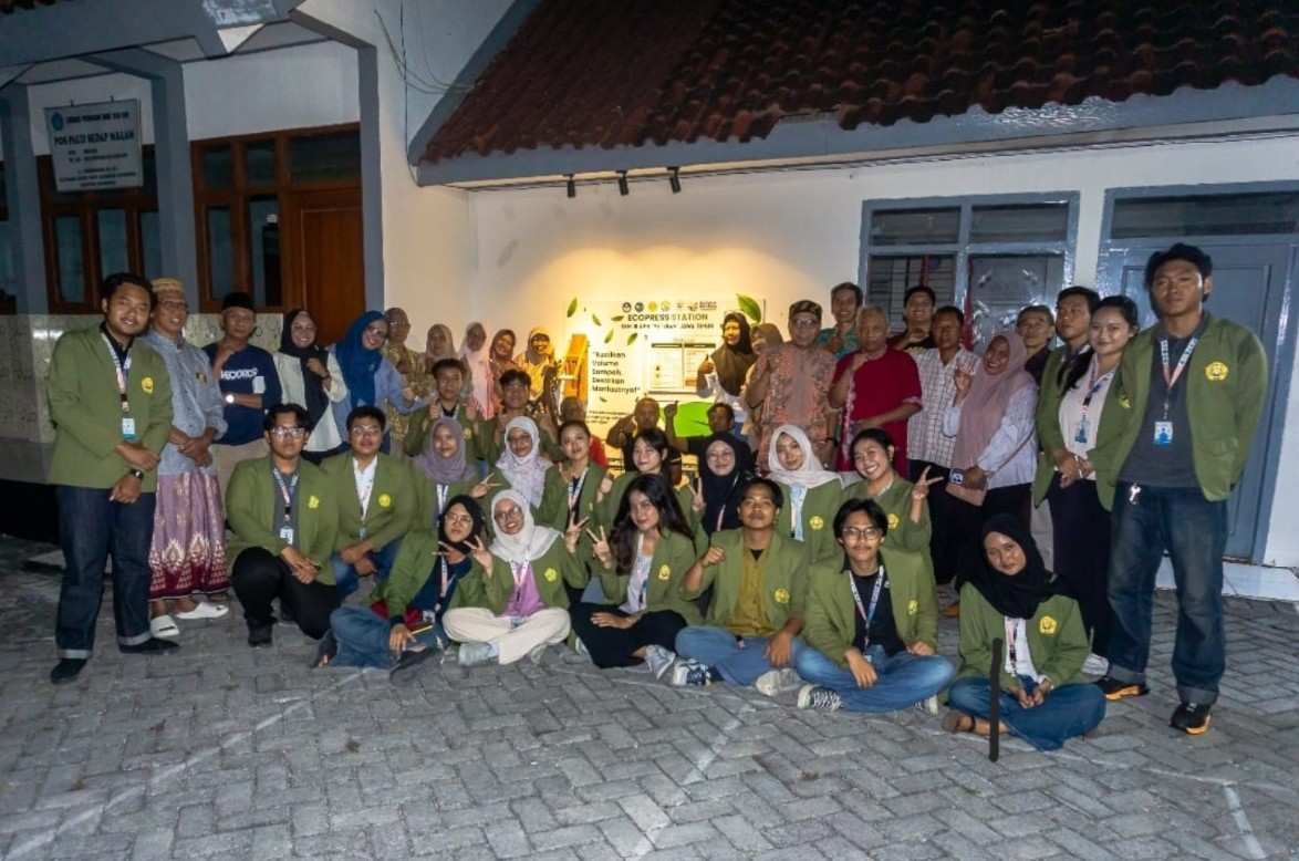 Tingkatkan Kepedulian Lingkungan, KKN UPN Veteran Jatim Latih Warga Karangpacar Gunakan Ecopress