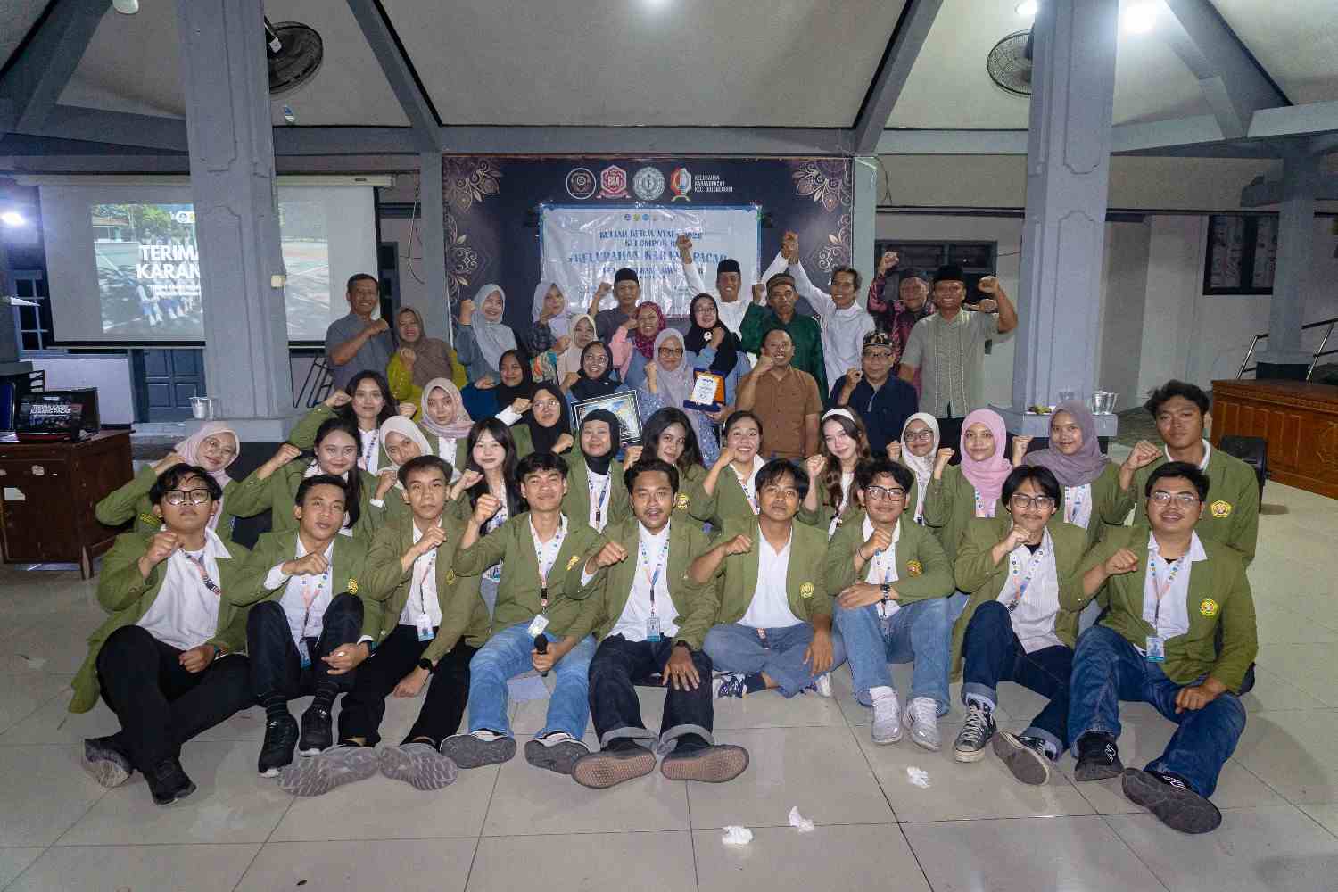 Resmi Berakhir, Mahasiswa KKN Tutup Pengabdian di Kelurahan Karangpacar dengan Farewell Party