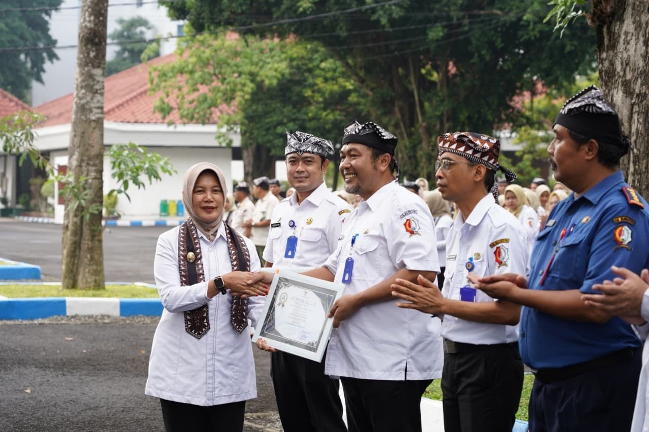 PENYERAHAN SERTIFIKAT INDEKS KEPUASAN MASYARAKAT
